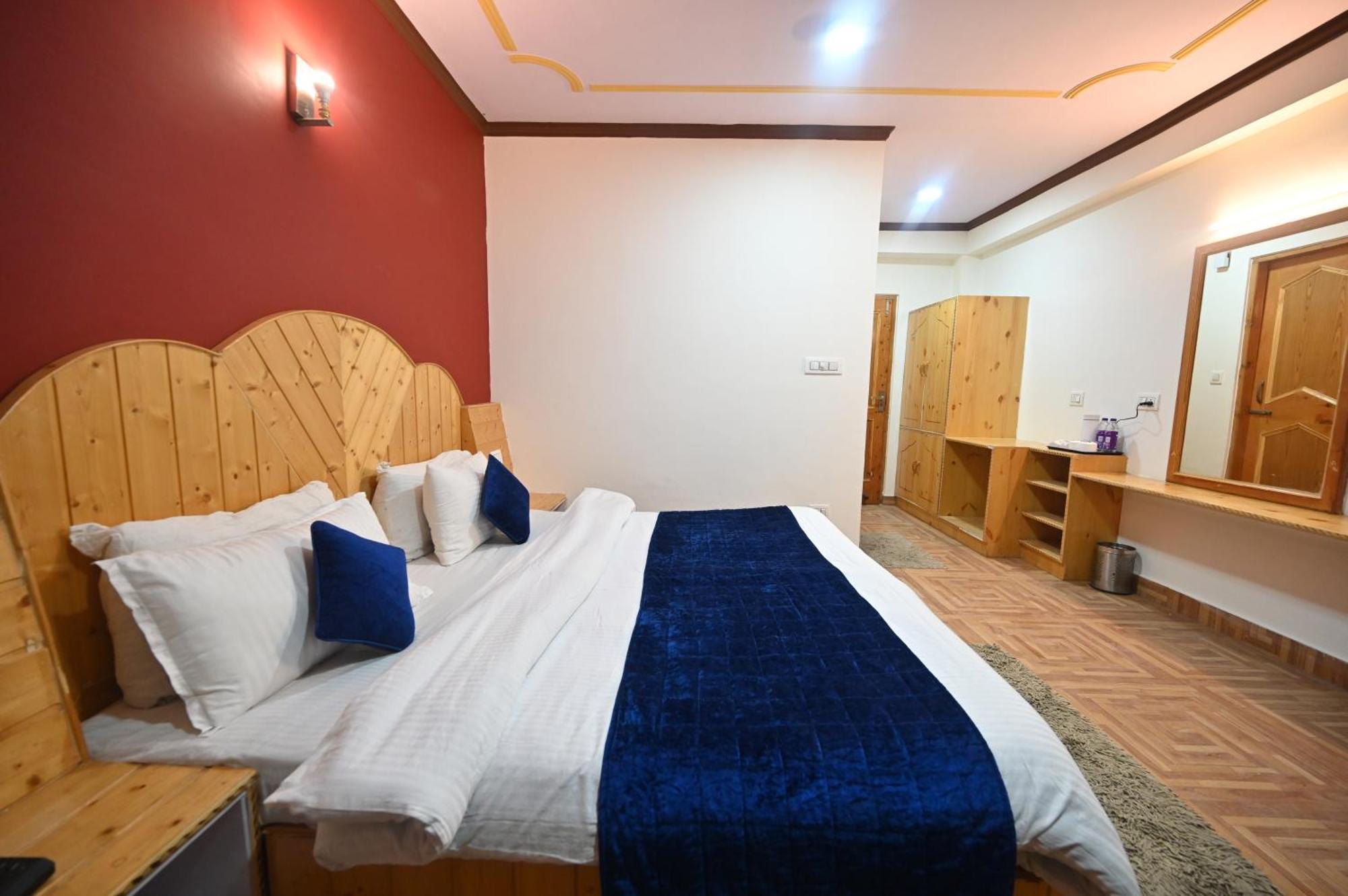 Krishana Cottage A Pure Veg !!!300 M From Hadimba Temple!!!Balcony Rooms!!!Veg Restaurant!!!Couple Friendly!!!Family Cottage!!! مايالي المظهر الخارجي الصورة