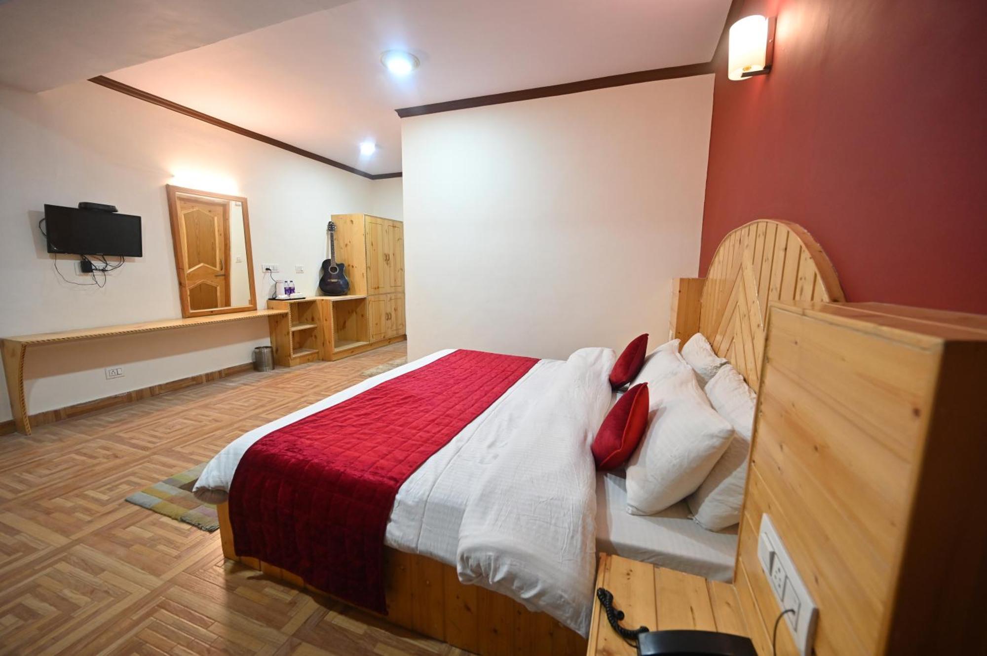 Krishana Cottage A Pure Veg !!!300 M From Hadimba Temple!!!Balcony Rooms!!!Veg Restaurant!!!Couple Friendly!!!Family Cottage!!! مايالي المظهر الخارجي الصورة