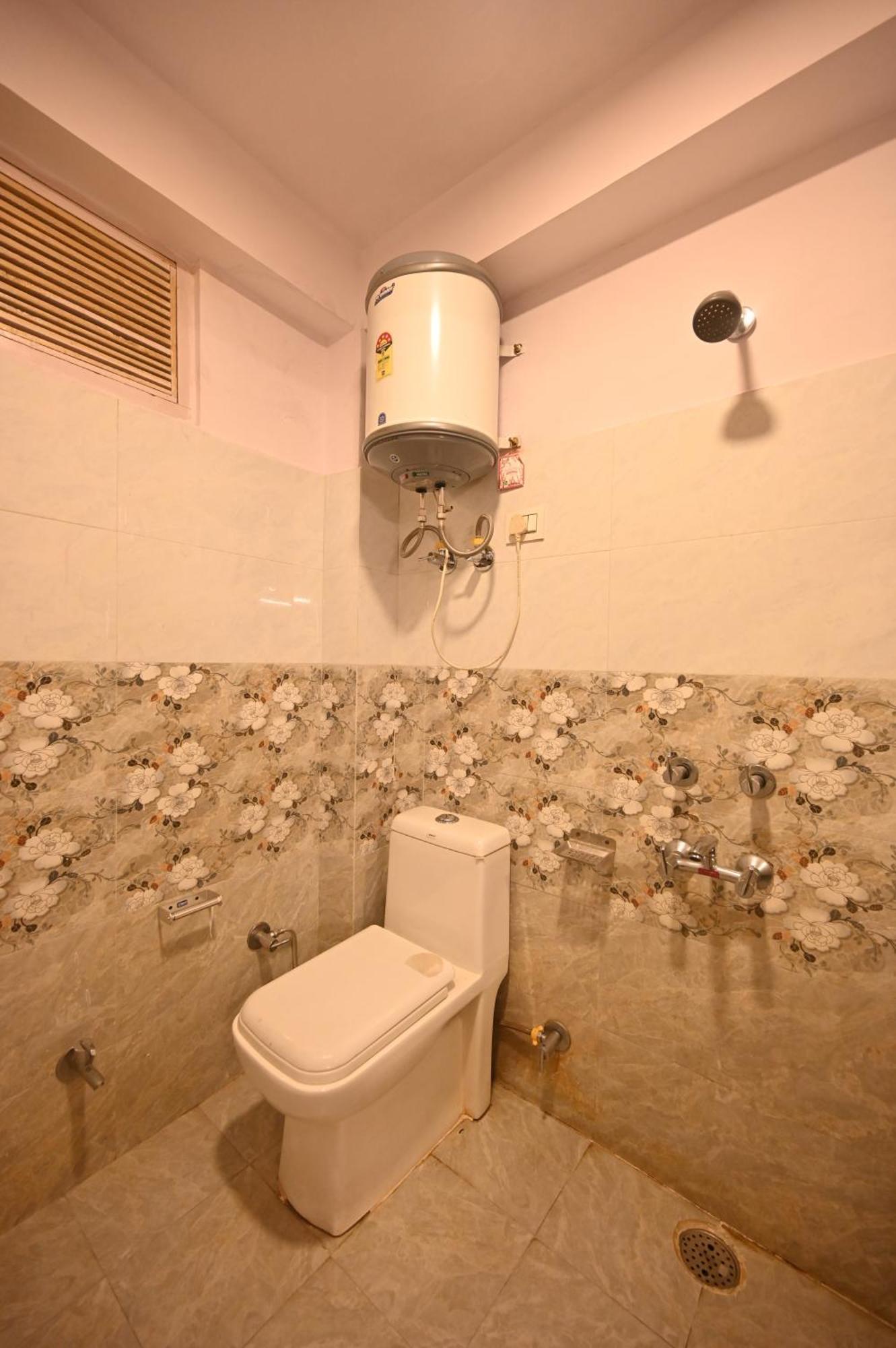 Krishana Cottage A Pure Veg !!!300 M From Hadimba Temple!!!Balcony Rooms!!!Veg Restaurant!!!Couple Friendly!!!Family Cottage!!! مايالي المظهر الخارجي الصورة
