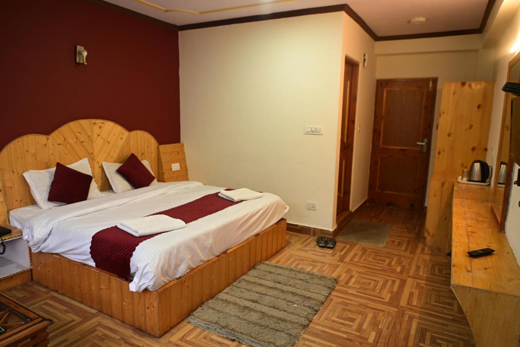 Krishana Cottage A Pure Veg !!!300 M From Hadimba Temple!!!Balcony Rooms!!!Veg Restaurant!!!Couple Friendly!!!Family Cottage!!! مايالي المظهر الخارجي الصورة