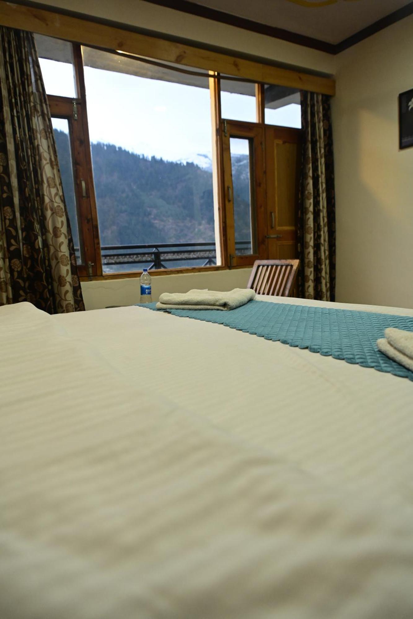 Krishana Cottage A Pure Veg !!!300 M From Hadimba Temple!!!Balcony Rooms!!!Veg Restaurant!!!Couple Friendly!!!Family Cottage!!! مايالي المظهر الخارجي الصورة