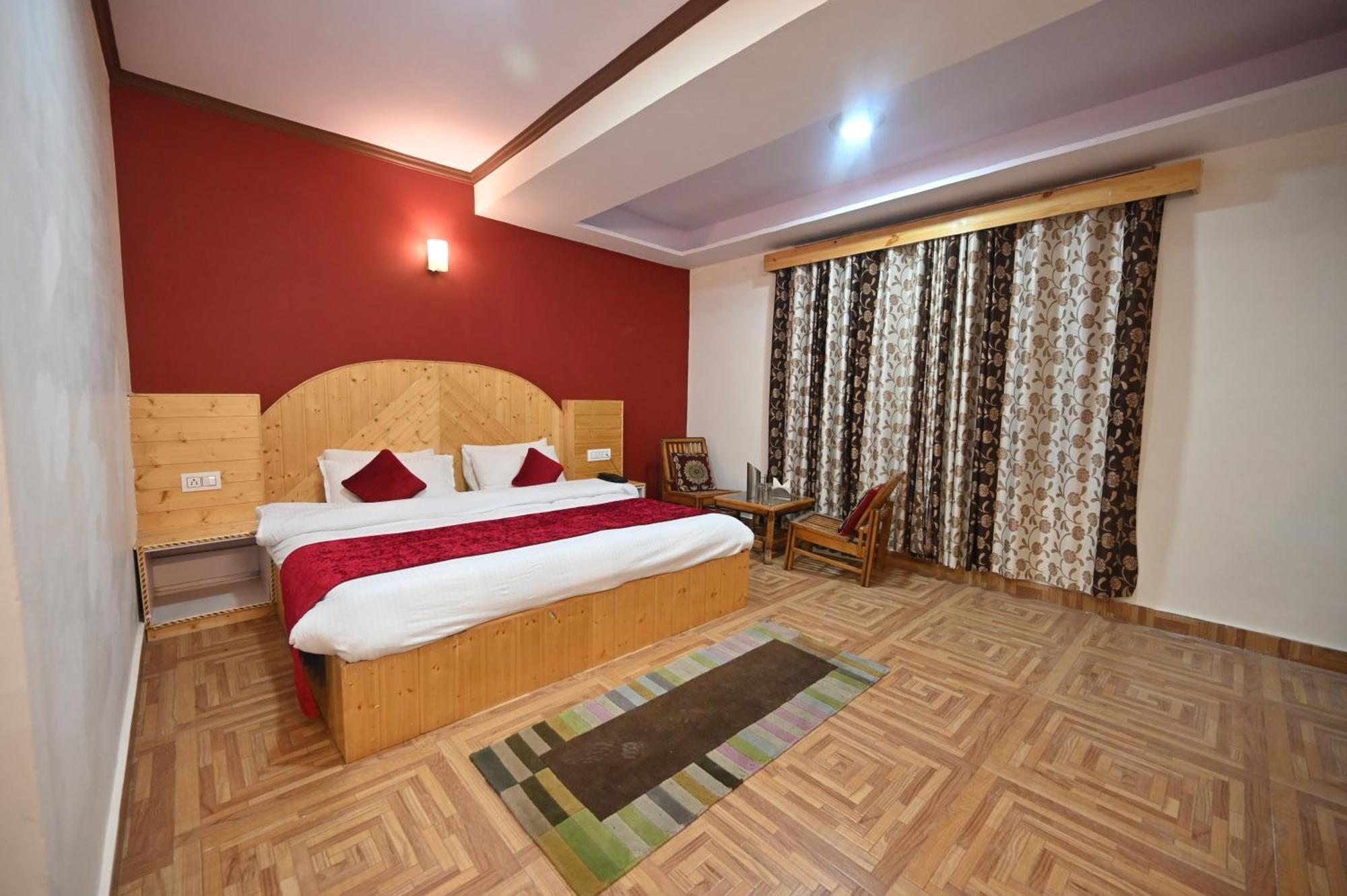 Krishana Cottage A Pure Veg !!!300 M From Hadimba Temple!!!Balcony Rooms!!!Veg Restaurant!!!Couple Friendly!!!Family Cottage!!! مايالي المظهر الخارجي الصورة