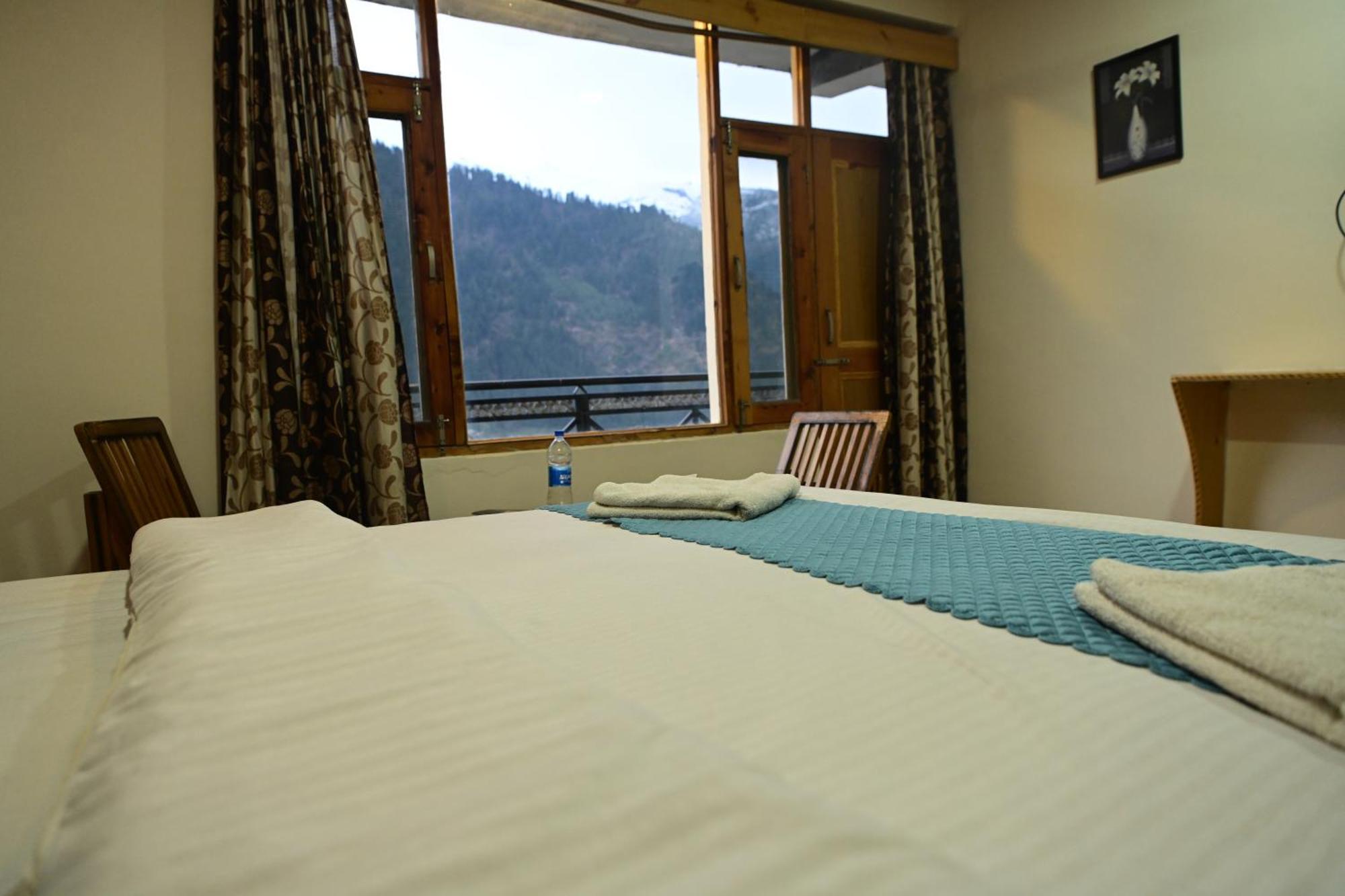 Krishana Cottage A Pure Veg !!!300 M From Hadimba Temple!!!Balcony Rooms!!!Veg Restaurant!!!Couple Friendly!!!Family Cottage!!! مايالي المظهر الخارجي الصورة