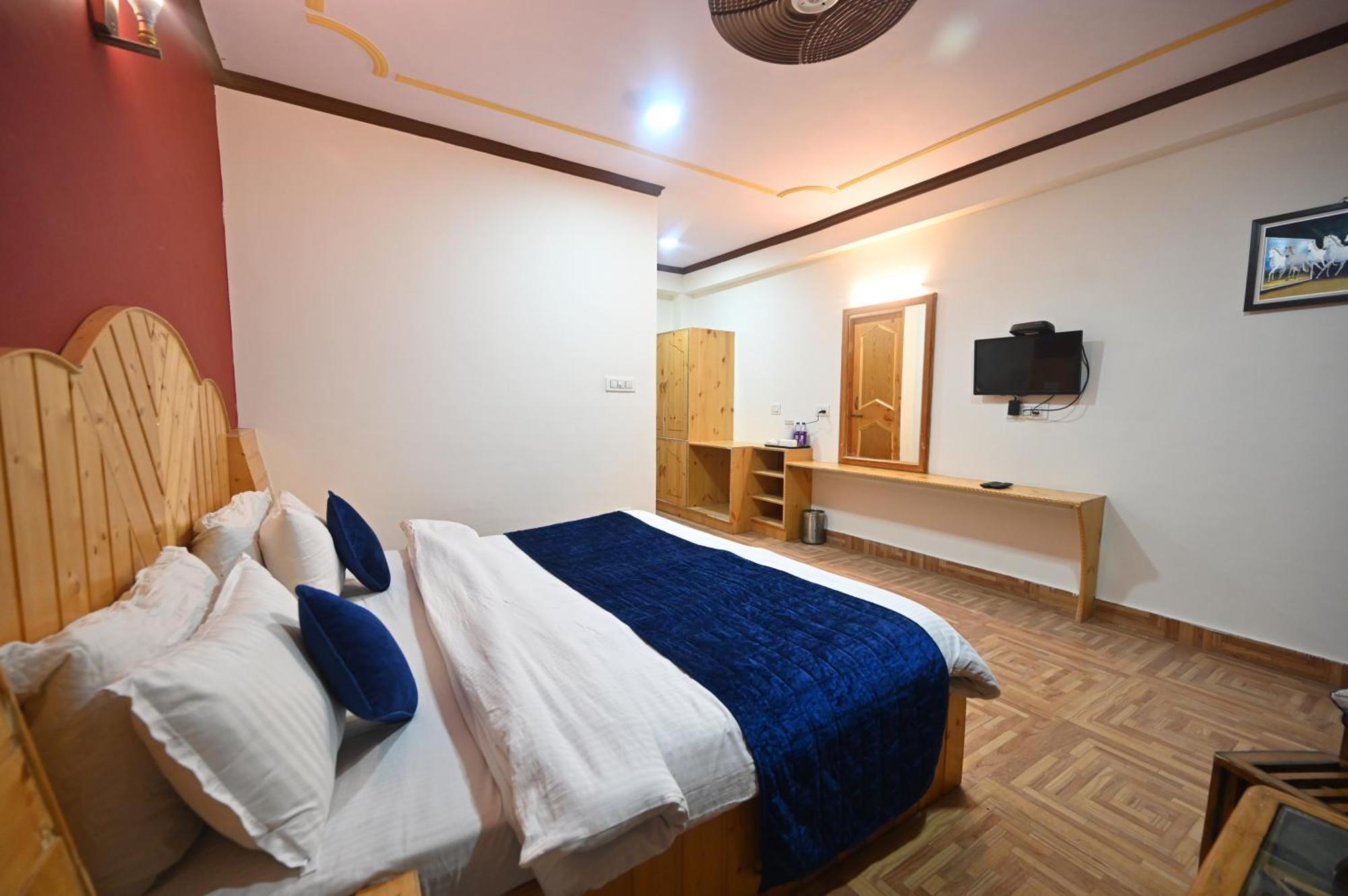 Krishana Cottage A Pure Veg !!!300 M From Hadimba Temple!!!Balcony Rooms!!!Veg Restaurant!!!Couple Friendly!!!Family Cottage!!! مايالي المظهر الخارجي الصورة