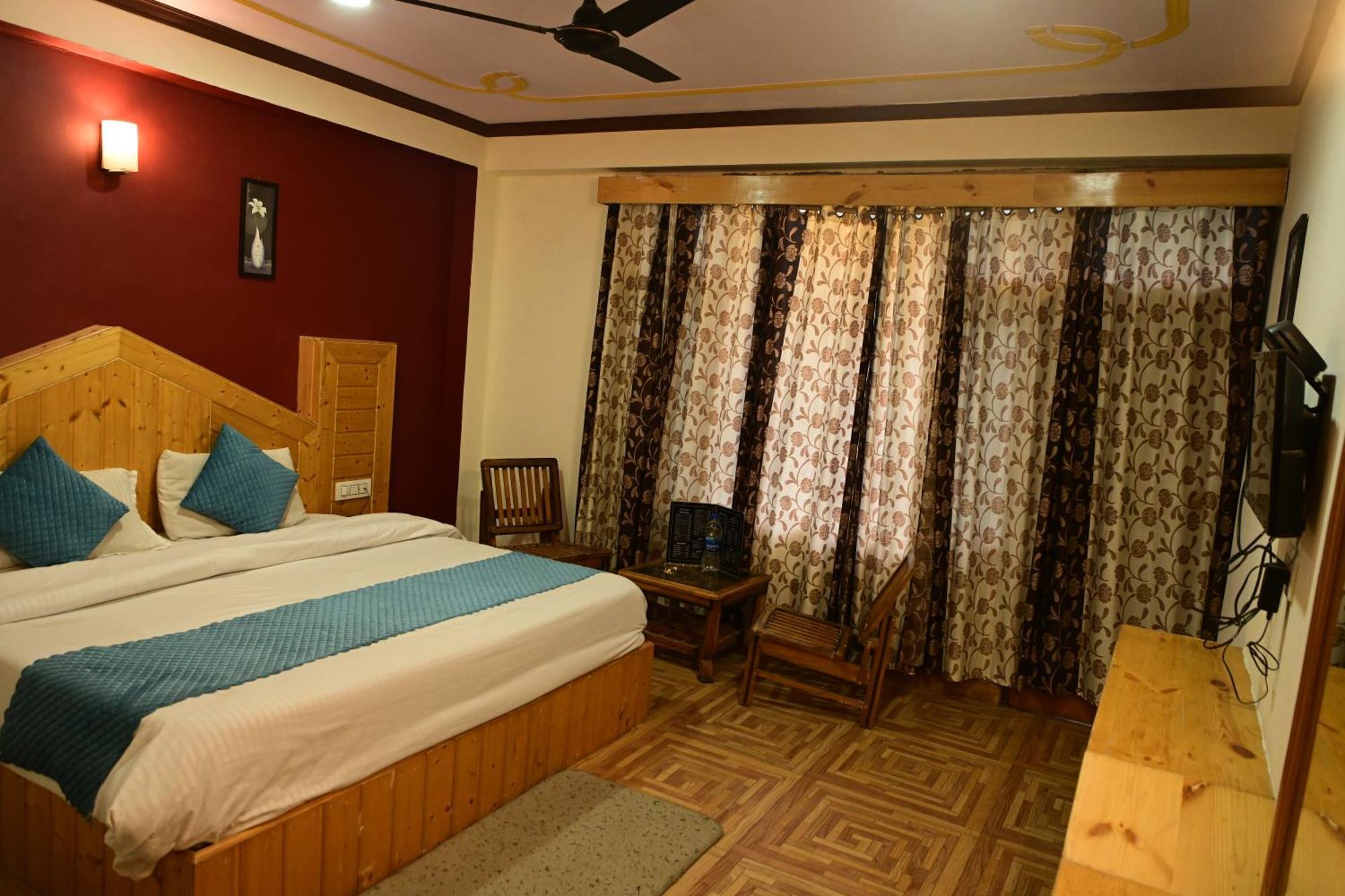 Krishana Cottage A Pure Veg !!!300 M From Hadimba Temple!!!Balcony Rooms!!!Veg Restaurant!!!Couple Friendly!!!Family Cottage!!! مايالي المظهر الخارجي الصورة