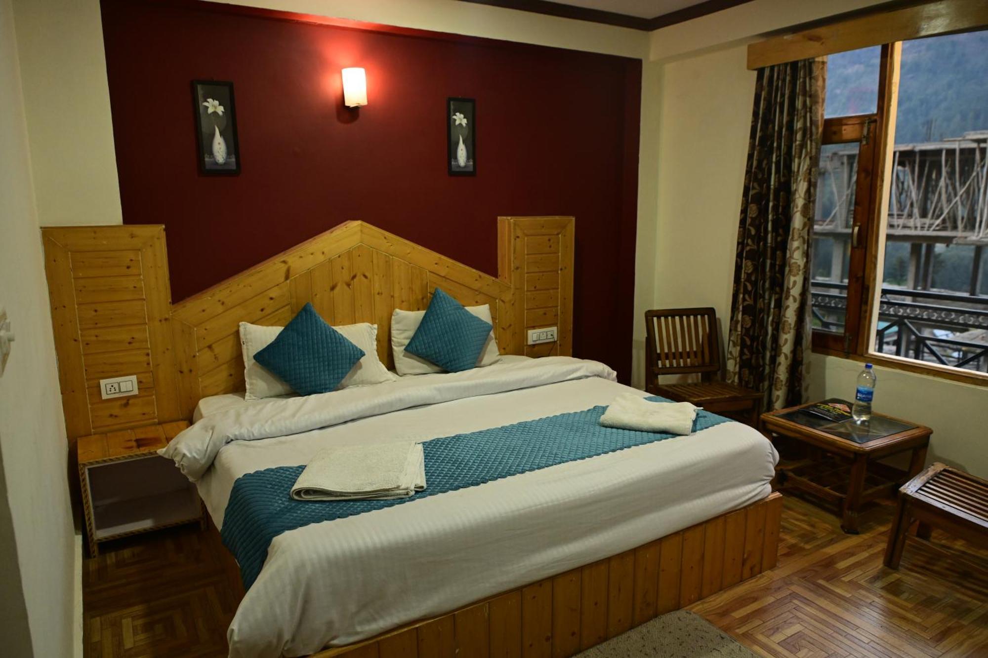 Krishana Cottage A Pure Veg !!!300 M From Hadimba Temple!!!Balcony Rooms!!!Veg Restaurant!!!Couple Friendly!!!Family Cottage!!! مايالي المظهر الخارجي الصورة