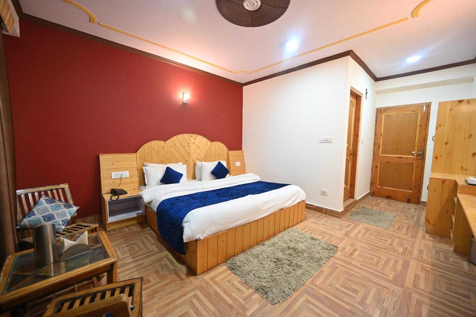 Krishana Cottage A Pure Veg !!!300 M From Hadimba Temple!!!Balcony Rooms!!!Veg Restaurant!!!Couple Friendly!!!Family Cottage!!! مايالي المظهر الخارجي الصورة