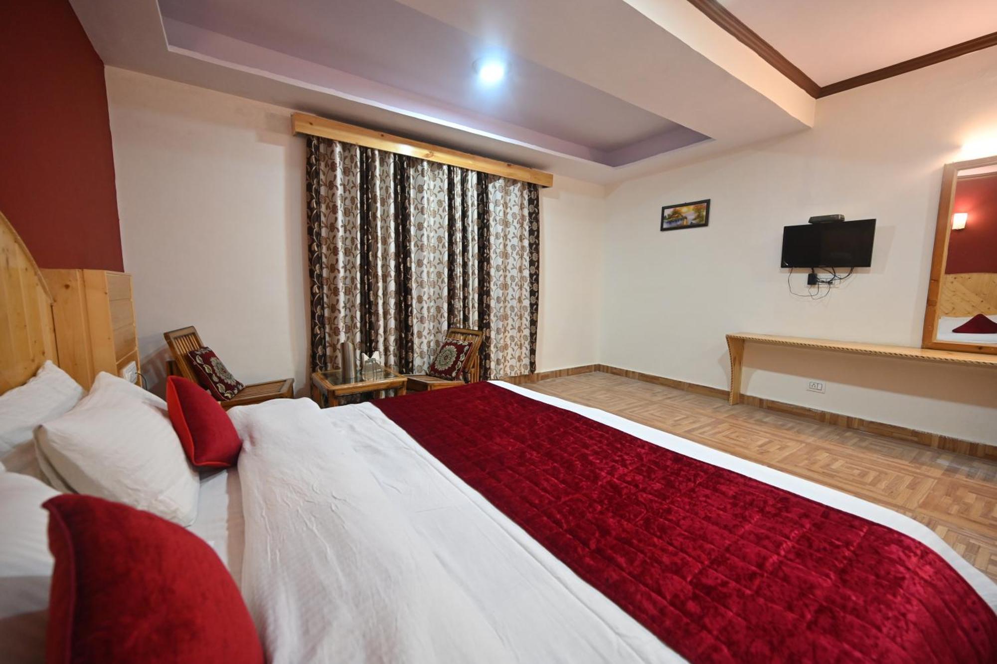Krishana Cottage A Pure Veg !!!300 M From Hadimba Temple!!!Balcony Rooms!!!Veg Restaurant!!!Couple Friendly!!!Family Cottage!!! مايالي المظهر الخارجي الصورة