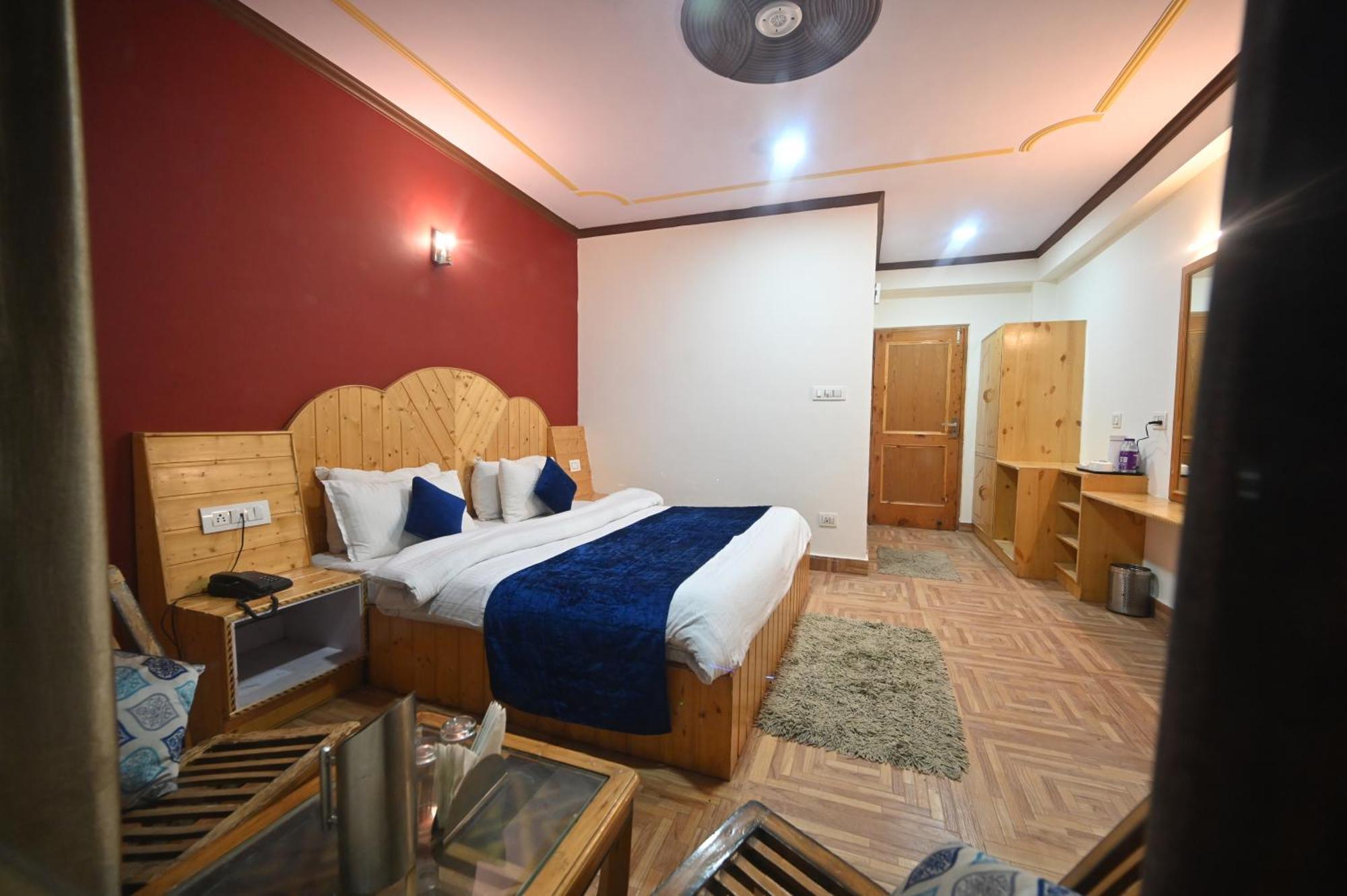 Krishana Cottage A Pure Veg !!!300 M From Hadimba Temple!!!Balcony Rooms!!!Veg Restaurant!!!Couple Friendly!!!Family Cottage!!! مايالي المظهر الخارجي الصورة