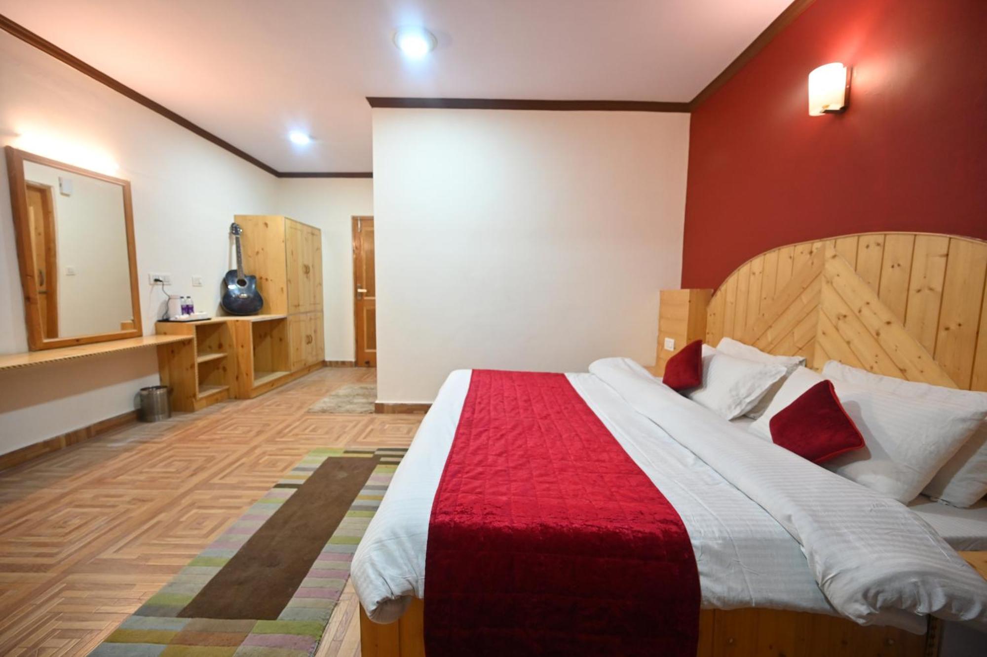 Krishana Cottage A Pure Veg !!!300 M From Hadimba Temple!!!Balcony Rooms!!!Veg Restaurant!!!Couple Friendly!!!Family Cottage!!! مايالي المظهر الخارجي الصورة