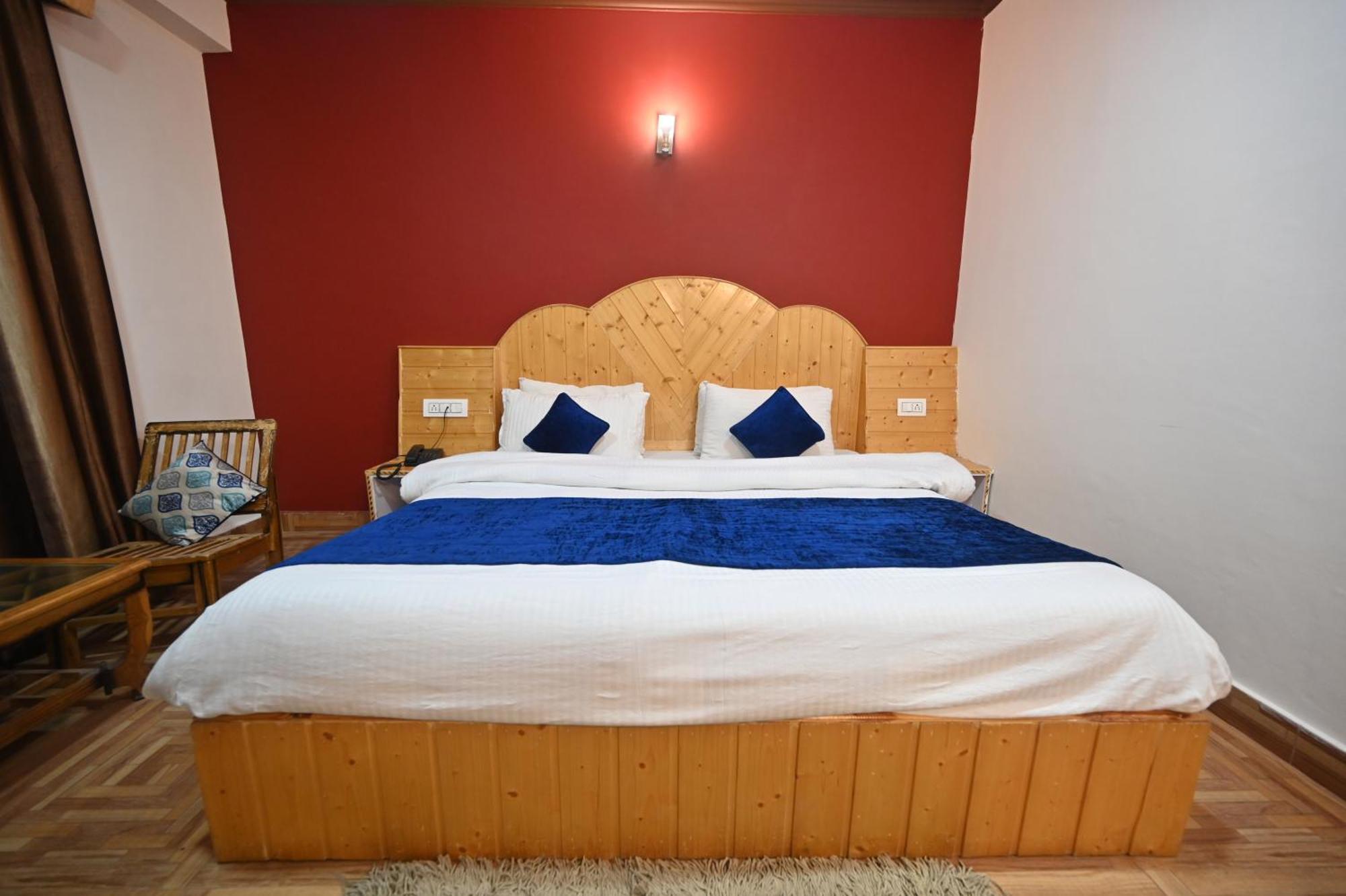Krishana Cottage A Pure Veg !!!300 M From Hadimba Temple!!!Balcony Rooms!!!Veg Restaurant!!!Couple Friendly!!!Family Cottage!!! مايالي المظهر الخارجي الصورة