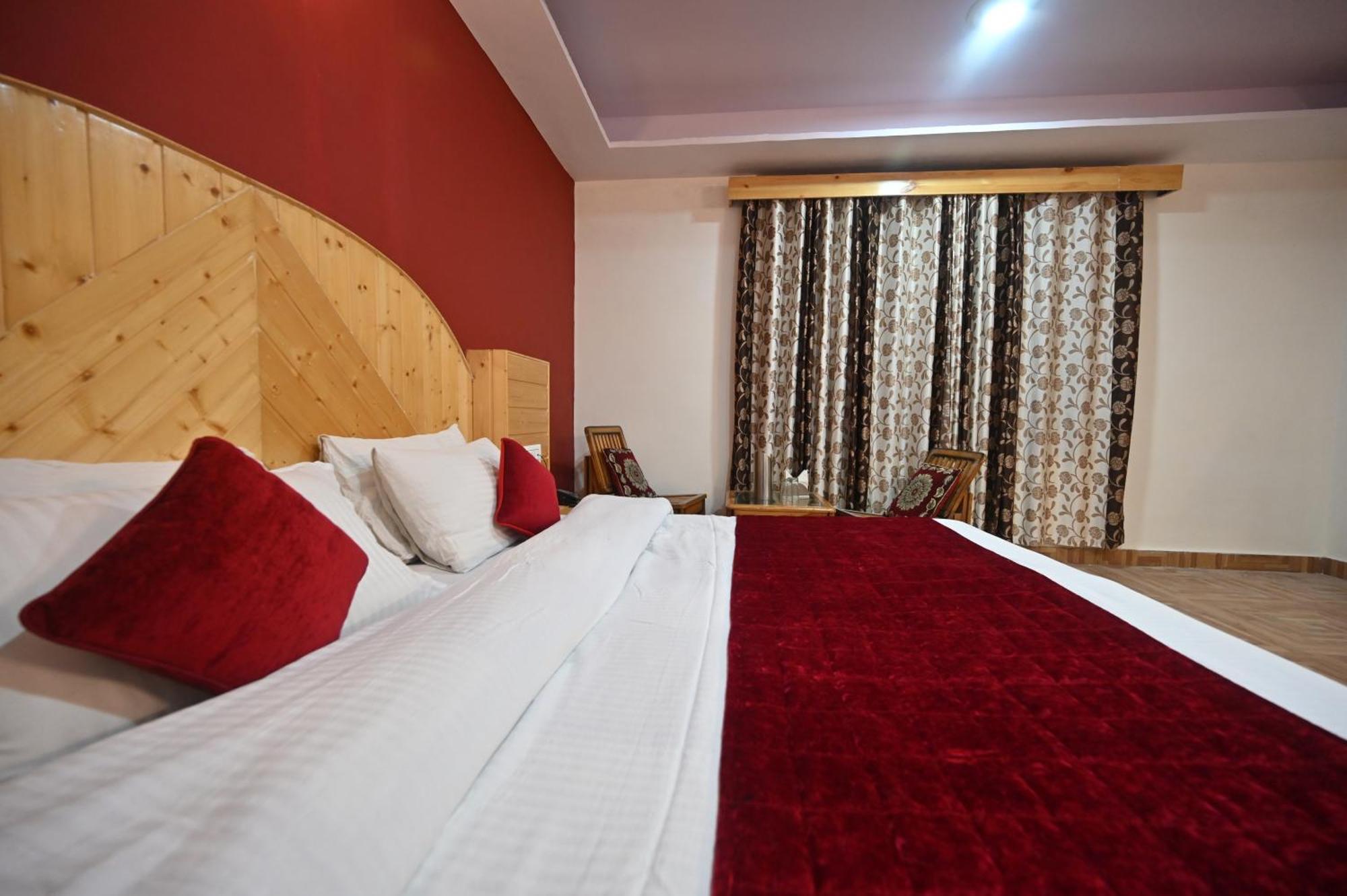 Krishana Cottage A Pure Veg !!!300 M From Hadimba Temple!!!Balcony Rooms!!!Veg Restaurant!!!Couple Friendly!!!Family Cottage!!! مايالي المظهر الخارجي الصورة