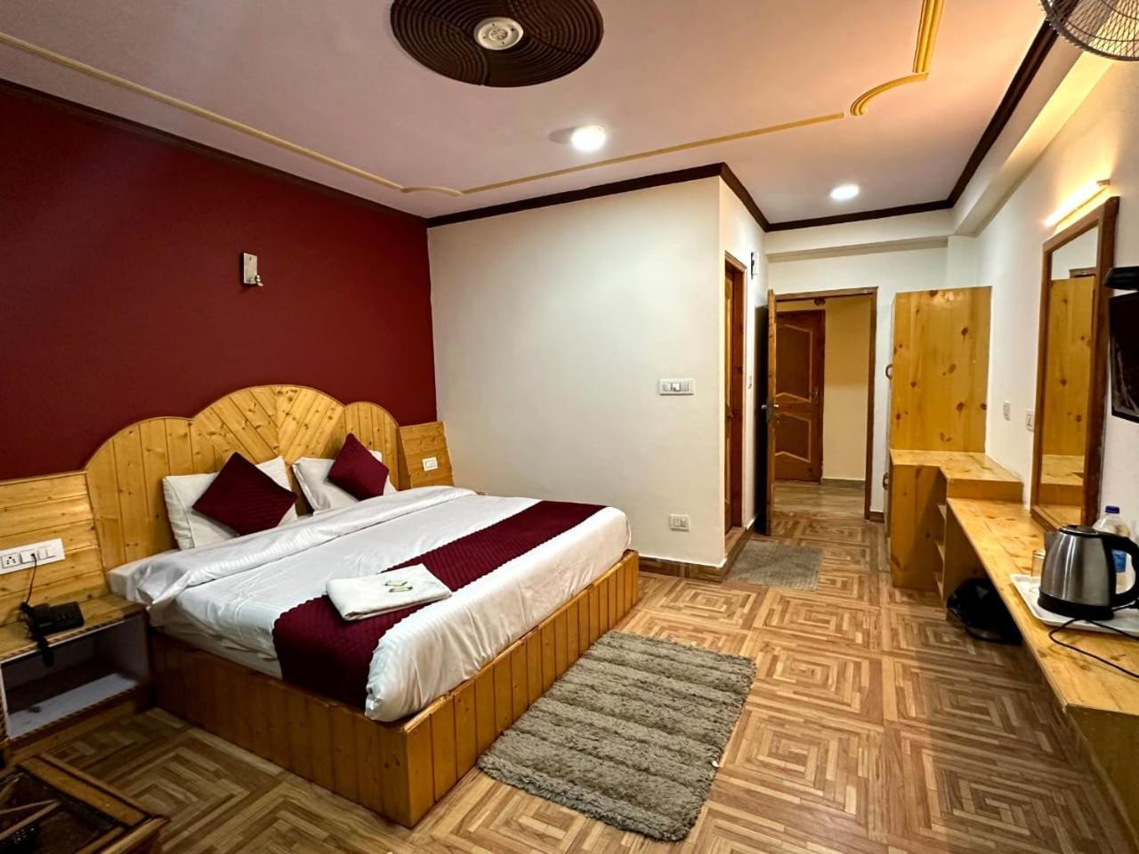 Krishana Cottage A Pure Veg !!!300 M From Hadimba Temple!!!Balcony Rooms!!!Veg Restaurant!!!Couple Friendly!!!Family Cottage!!! مايالي الغرفة الصورة