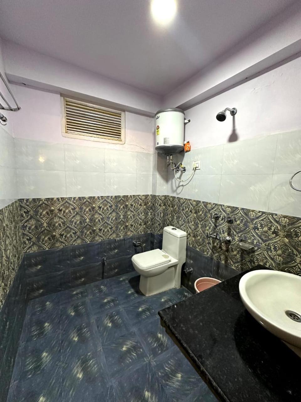 Krishana Cottage A Pure Veg !!!300 M From Hadimba Temple!!!Balcony Rooms!!!Veg Restaurant!!!Couple Friendly!!!Family Cottage!!! مايالي المظهر الخارجي الصورة