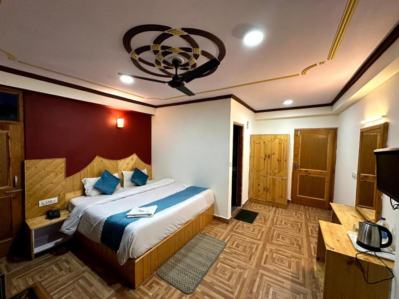 Krishana Cottage A Pure Veg !!!300 M From Hadimba Temple!!!Balcony Rooms!!!Veg Restaurant!!!Couple Friendly!!!Family Cottage!!! مايالي المظهر الخارجي الصورة