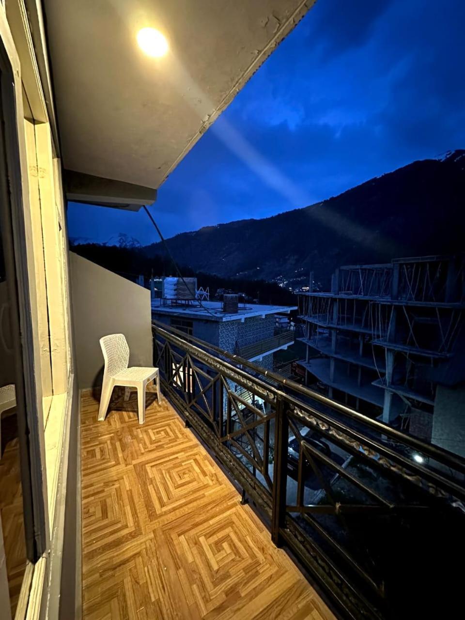 Krishana Cottage A Pure Veg !!!300 M From Hadimba Temple!!!Balcony Rooms!!!Veg Restaurant!!!Couple Friendly!!!Family Cottage!!! مايالي المظهر الخارجي الصورة